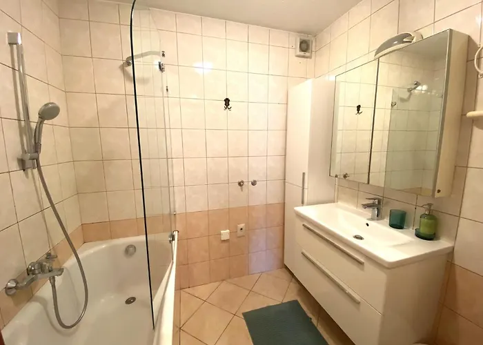 Above アパート ブレッド