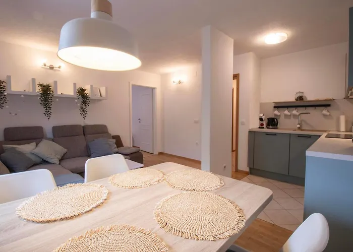 Above アパート ブレッド